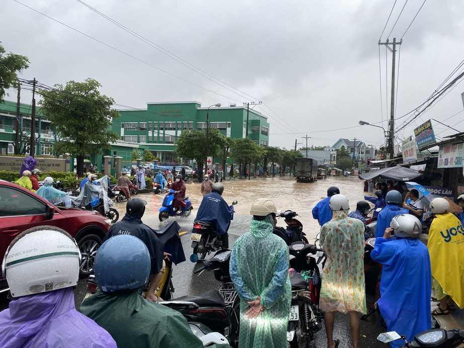 Nước ngập l&ecirc;nh l&aacute;ng, người d&acirc;n rốn lũ Quảng Nam lội nước đi kh&aacute;m bệnh - Ảnh 8.