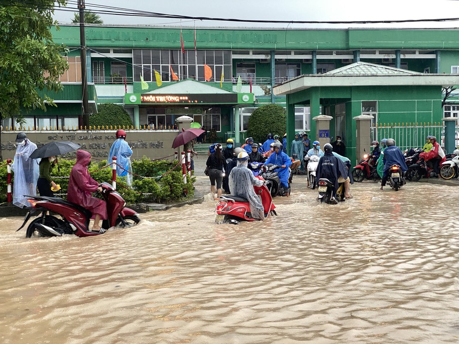 Nước ngập l&ecirc;nh l&aacute;ng, người d&acirc;n rốn lũ Quảng Nam lội nước đi kh&aacute;m bệnh - Ảnh 7.