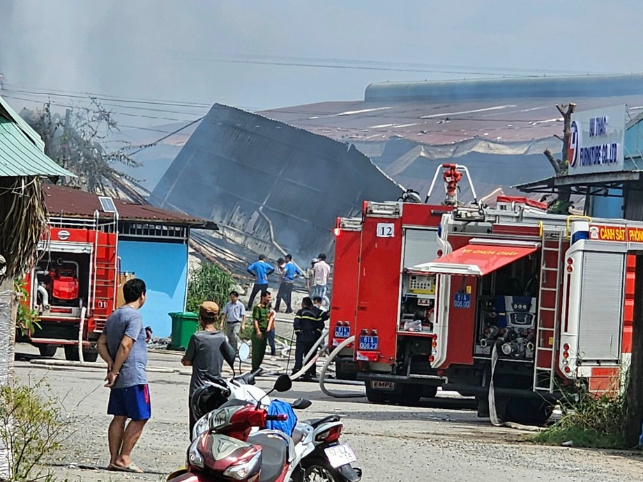 Lửa thiêu rụi một công ty nội thất ở Bình Dương - Ảnh 3. Lửa thiêu rụi một công ty nội thất ở Bình Dương - Ảnh 3.
