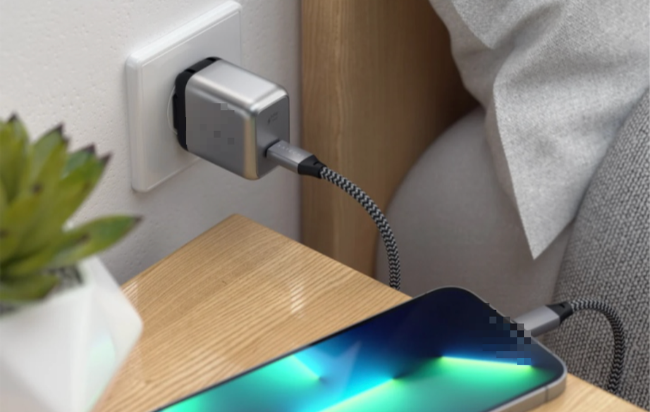 Cắm sạc điện thoại, nữ sinh lớp 11 bị điện giật tử vong thương t&acirc;m - Ảnh 1.