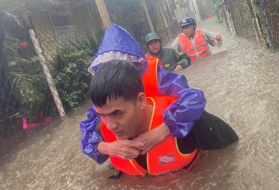 Công an Thừa Thiên Huế dầm mình trong nước lũ hỗ trợ di dời người dân đến nơi an toàn - Ảnh 1. Công an Thừa Thiên Huế dầm mình trong nước lũ hỗ trợ di dời người dân đến nơi an toàn - Ảnh 1.