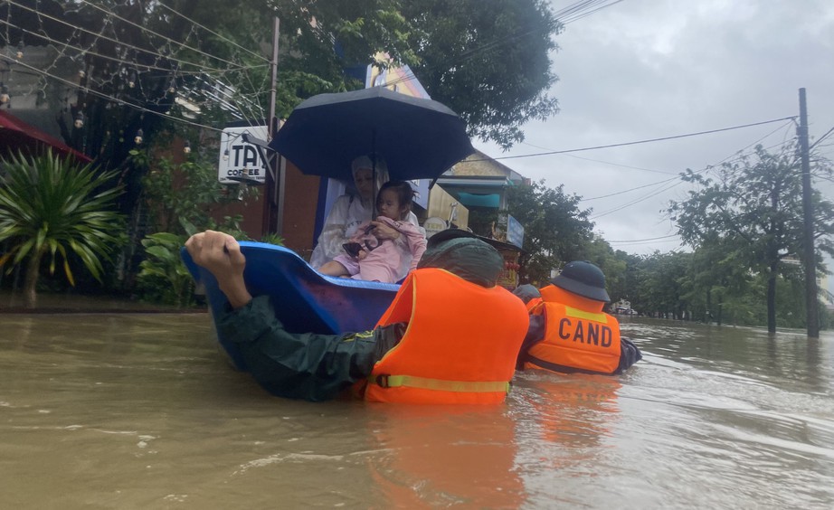 Công an Thừa Thiên Huế dầm mình trong nước lũ hỗ trợ di dời người dân đến nơi an toàn - Ảnh 2. Công an Thừa Thiên Huế dầm mình trong nước lũ hỗ trợ di dời người dân đến nơi an toàn - Ảnh 2.