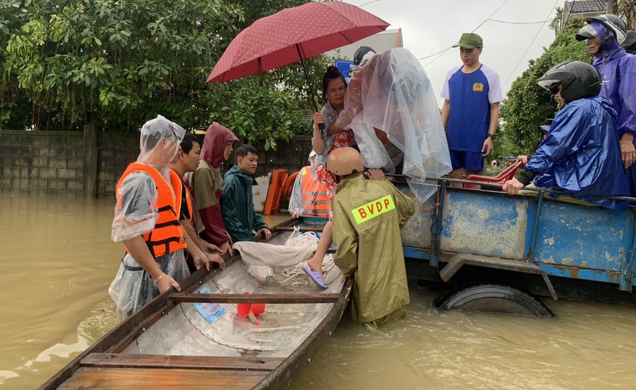 Công an Thừa Thiên Huế dầm mình trong nước lũ hỗ trợ di dời người dân đến nơi an toàn - Ảnh 4. Công an Thừa Thiên Huế dầm mình trong nước lũ hỗ trợ di dời người dân đến nơi an toàn - Ảnh 4.