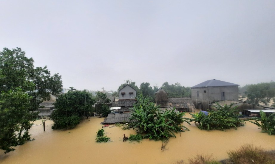 Công an Thừa Thiên Huế dầm mình trong nước lũ hỗ trợ di dời người dân đến nơi an toàn - Ảnh 6. Công an Thừa Thiên Huế dầm mình trong nước lũ hỗ trợ di dời người dân đến nơi an toàn - Ảnh 6.