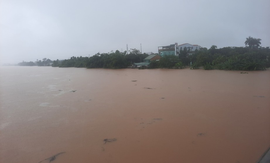 Công an Thừa Thiên Huế dầm mình trong nước lũ hỗ trợ di dời người dân đến nơi an toàn - Ảnh 5. Công an Thừa Thiên Huế dầm mình trong nước lũ hỗ trợ di dời người dân đến nơi an toàn - Ảnh 5.
