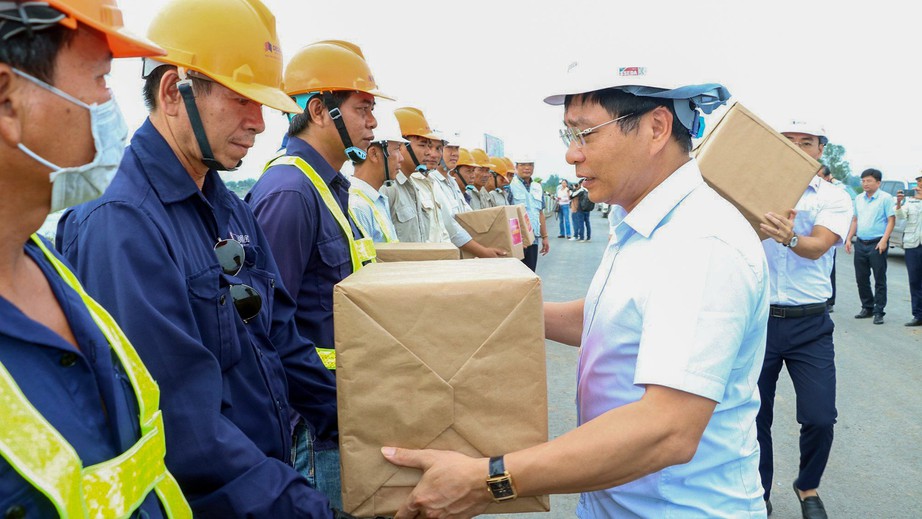 Bộ trưởng GTVT: L&agrave;m "3 ca, 4 k&iacute;p", đưa cao tốc Mỹ Thuận - Cần Thơ về đ&iacute;ch cuối năm - Ảnh 4.