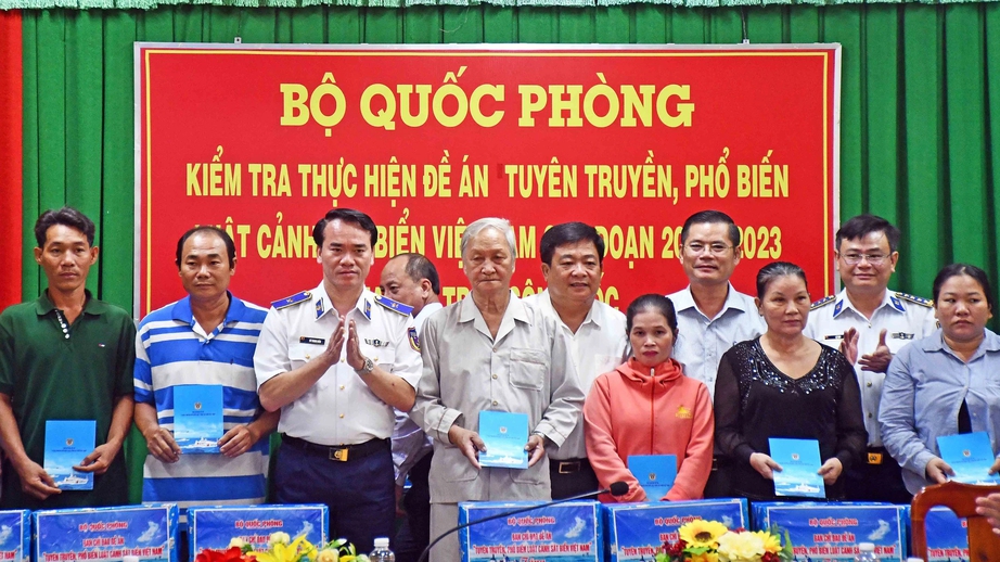 C&agrave; Mau đẩy mạnh tuy&ecirc;n truyền về nhiệm vụ bảo vệ chủ quyền biển, đảo - Ảnh 2.