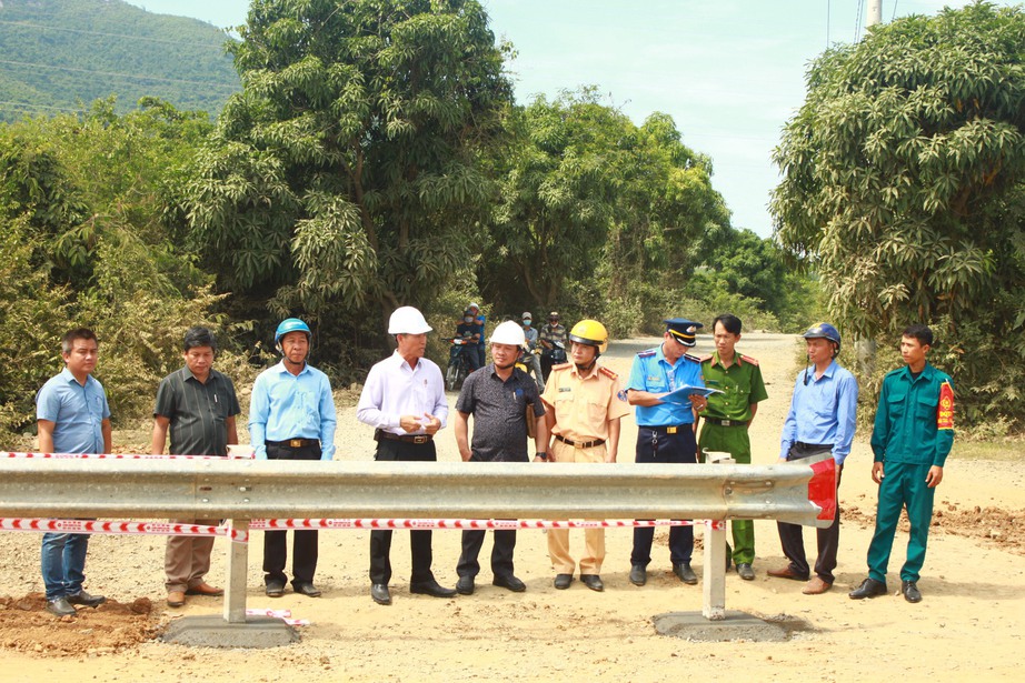 Khu Quản l&yacute; đường bộ III phối hợp với tỉnh Kh&aacute;nh Ho&agrave; khắc phục đảm bảo ATGT - Ảnh 4.