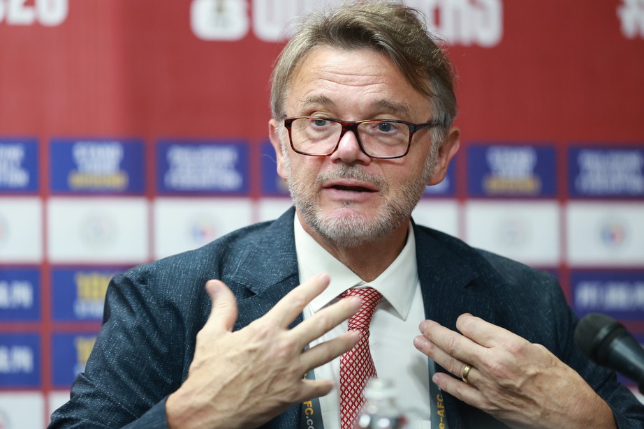 HLV Troussier n&oacute;i g&igrave; về việc cất Quả b&oacute;ng V&agrave;ng Việt Nam 2 trận li&ecirc;n tiếp? - Ảnh 1.
