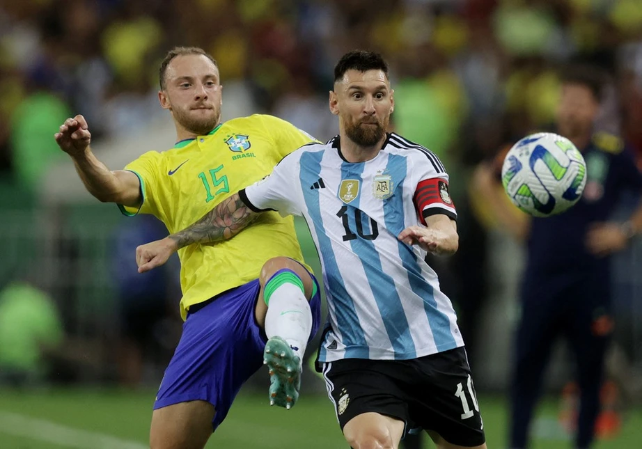 V&ograve;ng loại World Cup: Messi im tiếng, Argentina hạ Brazil trong ng&agrave;y CĐV hai đội hỗn chiến - Ảnh 1.
