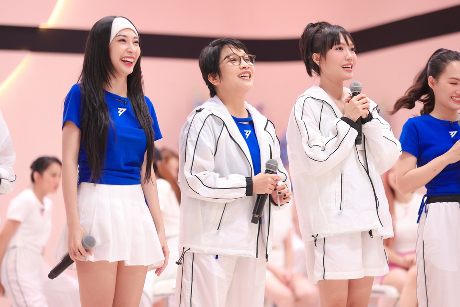 Clip: Hậu trường Chị đẹp 2023, diva Mỹ Linh bật "mood" lầy, Thu Phương cầu cứu Phạm Lịch - Ảnh 2.