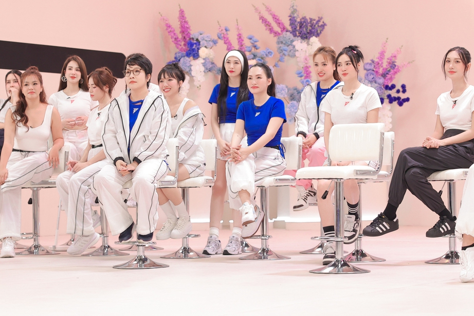 Clip: Hậu trường Chị đẹp 2023, diva Mỹ Linh bật "mood" lầy, Thu Phương cầu cứu Phạm Lịch - Ảnh 3.