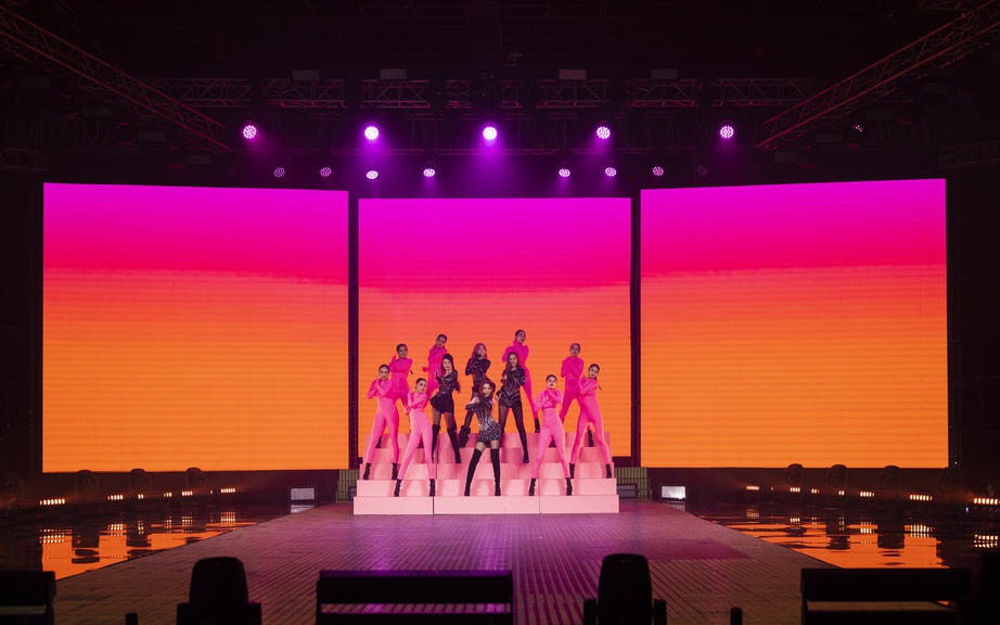 Trang Ph&aacute;p đốt ch&aacute;y s&acirc;n khấu, Huyền Baby &ldquo;ph&aacute;t s&aacute;ng&rdquo; với những bước nhảy quyến rũ - Ảnh 3.