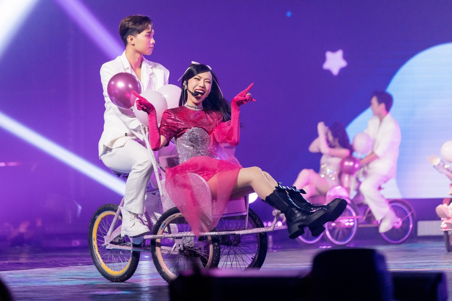 Trang Ph&aacute;p đốt ch&aacute;y s&acirc;n khấu, Huyền Baby &ldquo;ph&aacute;t s&aacute;ng&rdquo; với những bước nhảy quyến rũ - Ảnh 1.