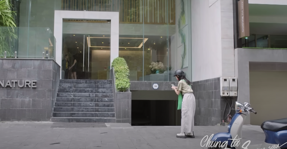 Dương cho&aacute;ng v&aacute;ng khi bắt gặp T&ugrave;ng dắt g&aacute;i lạ v&agrave;o kh&aacute;ch sạn.