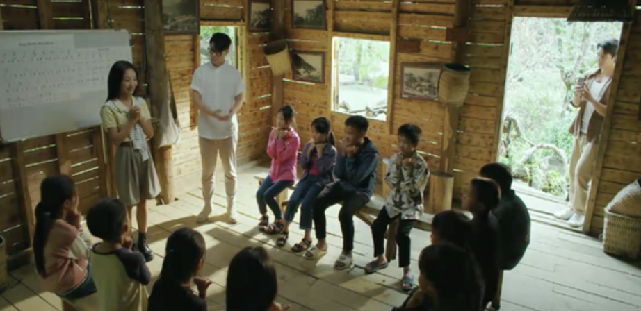 L&acirc;m đ&atilde; th&aacute;p t&ugrave;ng Dương đến buổi dạy học của Dương cho trẻ em v&ugrave;ng cao.