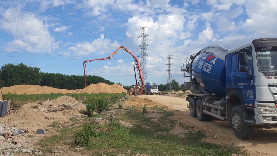 Nh&agrave; thầu cao tốc sốt ruột v&igrave; chậm dời đường điện - Ảnh 2.