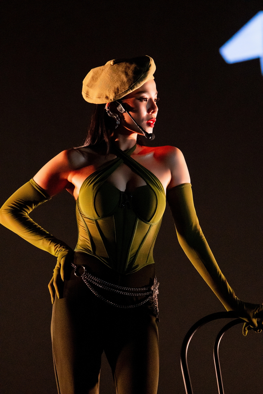 Hậu trường xoạc chân bung móng, rách cơ vai của các chị đẹp Lệ Quyên, Hồng Nhung, Mỹ Linh - Ảnh 2. Hậu trường xoạc chân bung móng, rách cơ vai của các chị đẹp Lệ Quyên, Hồng Nhung, Mỹ Linh - Ảnh 2.