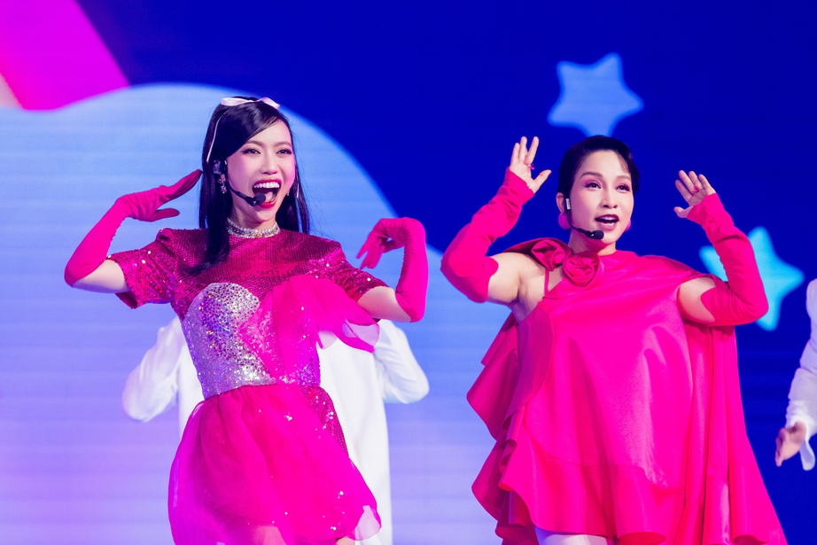 Hậu trường xoạc chân bung móng, rách cơ vai của các chị đẹp Lệ Quyên, Hồng Nhung, Mỹ Linh - Ảnh 6. Hậu trường xoạc chân bung móng, rách cơ vai của các chị đẹp Lệ Quyên, Hồng Nhung, Mỹ Linh - Ảnh 6.