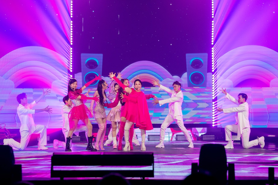 Hậu trường xoạc chân bung móng, rách cơ vai của các chị đẹp Lệ Quyên, Hồng Nhung, Mỹ Linh - Ảnh 7. Hậu trường xoạc chân bung móng, rách cơ vai của các chị đẹp Lệ Quyên, Hồng Nhung, Mỹ Linh - Ảnh 7.