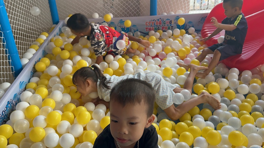 Thuỳ Ti&ecirc;n trao tặng khu vui chơi cho c&aacute;c bệnh viện tại 4 tỉnh T&acirc;y Nguy&ecirc;n - Ảnh 4.