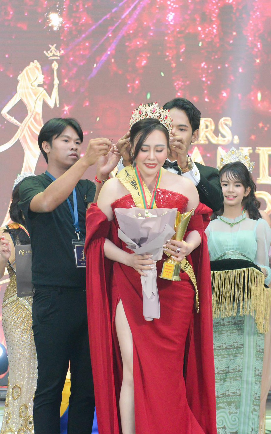 Phan Kim Oanh giữ vương miện l&acirc;u nhất của Mrs Grand International - Ảnh 1.