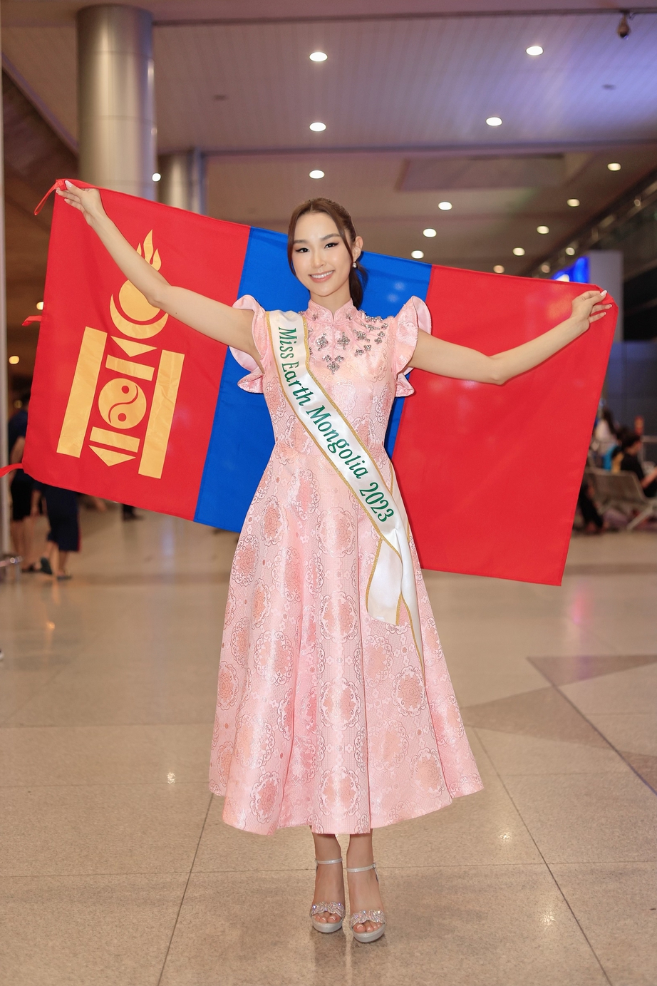Dàn hoa hậu quốc tế mặc áo dài, đổ bộ vào Việt Nam dự thi Miss Earth 2023 - Ảnh 3. Dàn hoa hậu quốc tế mặc áo dài, đổ bộ vào Việt Nam dự thi Miss Earth 2023 - Ảnh 3.