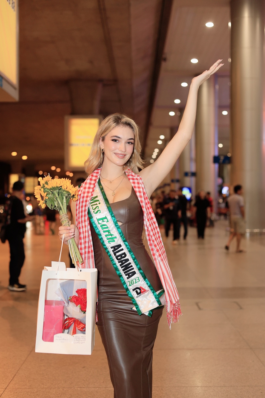 Dàn hoa hậu quốc tế mặc áo dài, đổ bộ vào Việt Nam dự thi Miss Earth 2023 - Ảnh 9. Dàn hoa hậu quốc tế mặc áo dài, đổ bộ vào Việt Nam dự thi Miss Earth 2023 - Ảnh 9.