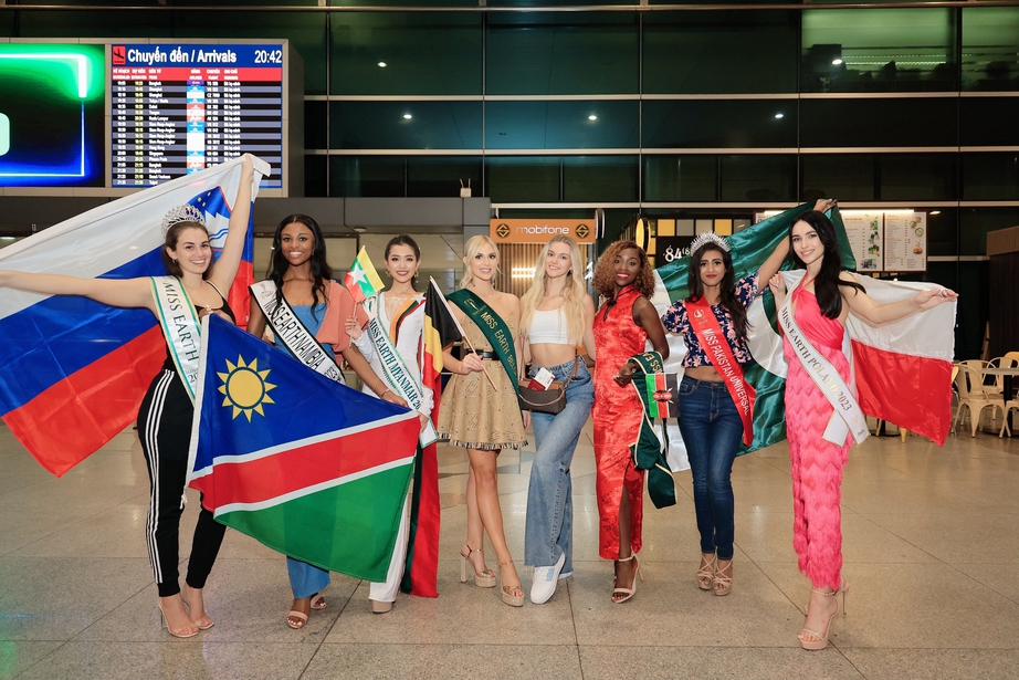Dàn hoa hậu quốc tế mặc áo dài, đổ bộ vào Việt Nam dự thi Miss Earth 2023 - Ảnh 1. Dàn hoa hậu quốc tế mặc áo dài, đổ bộ vào Việt Nam dự thi Miss Earth 2023 - Ảnh 1.