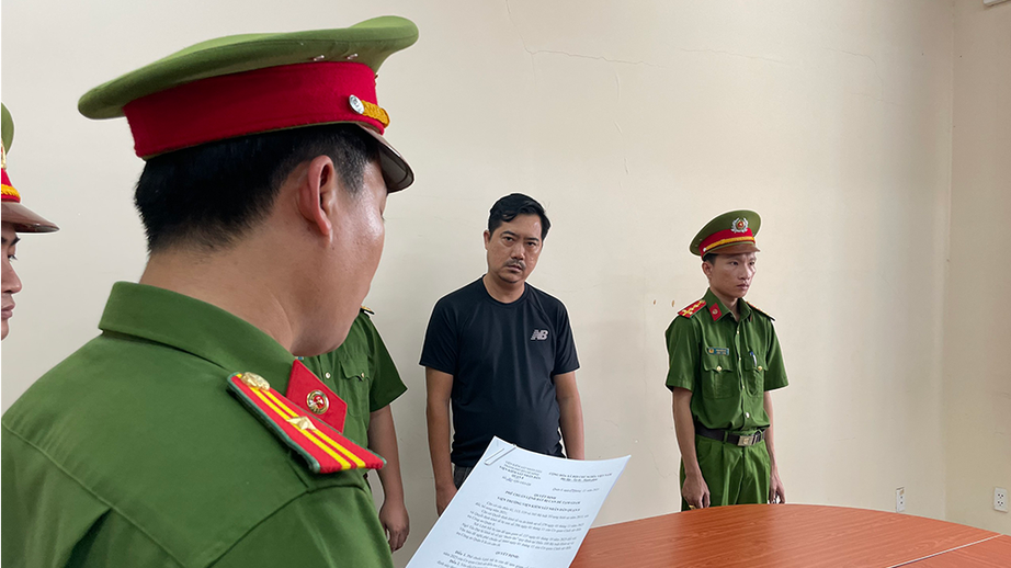 Đường d&acirc;y bu&ocirc;n lậu Iphone 300 tỷ đồng từ Campuchia về Việt Nam, thanh to&aacute;n bằng tiền ảo - Ảnh 1.