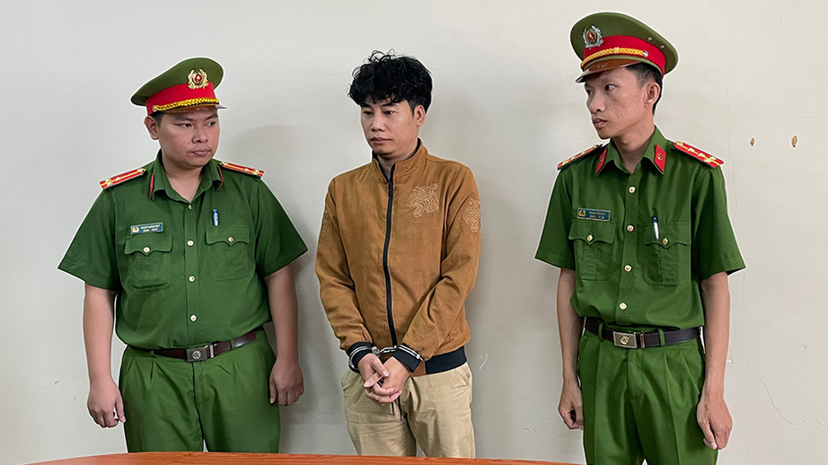 Đường d&acirc;y bu&ocirc;n lậu Iphone 300 tỷ đồng từ Campuchia về Việt Nam, thanh to&aacute;n bằng tiền ảo - Ảnh 2.