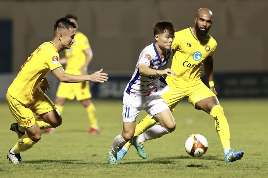 Được "biếu" hai b&agrave;n thắng, Thanh H&oacute;a dễ d&agrave;ng đ&aacute;nh bại SLNA  - Ảnh 1.