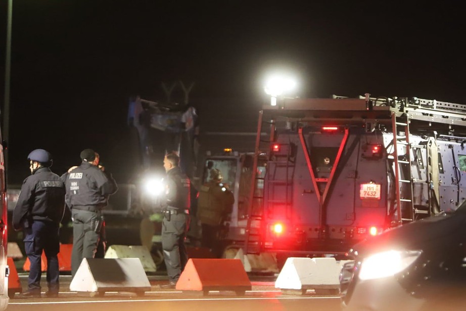 Người đàn ông mang súng lao ô tô vào đường băng, khiến sân bay Đức phải đóng cửa - Ảnh 1. Người đàn ông mang súng lao ô tô vào đường băng, khiến sân bay Đức phải đóng cửa - Ảnh 1.