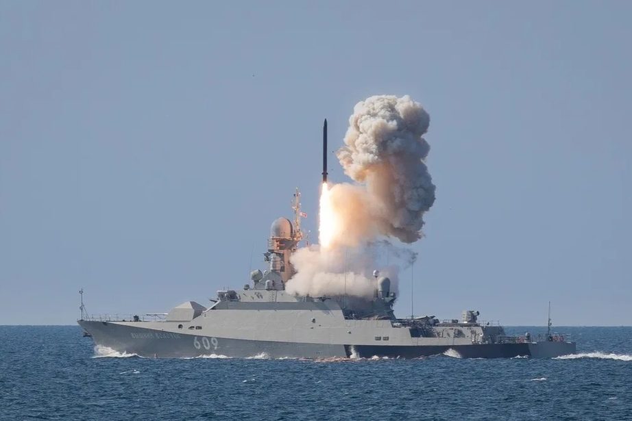 T&ecirc;n lửa Ukraine đ&aacute;nh tr&uacute;ng xưởng đ&oacute;ng t&agrave;u của Nga tại b&aacute;n đảo Crimea - Ảnh 1.