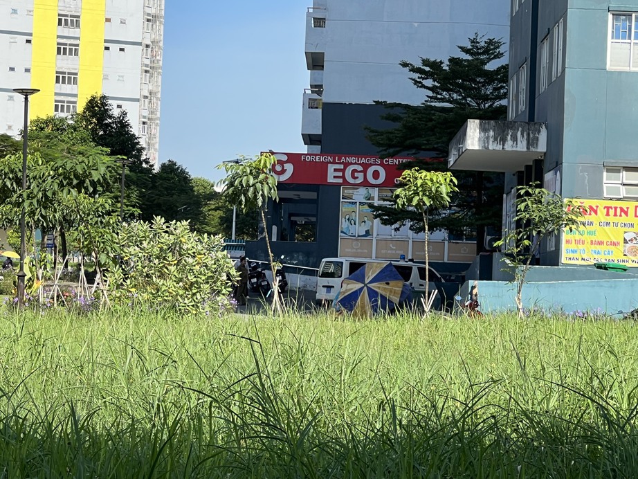 Nam sinh năm nhất rơi lầu, tử vong - Ảnh 1.