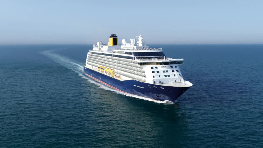 Du thuyền chở hơn 1.000 người gặp bão trên Đại Tây Dương, 100 hành khách bị thương - Ảnh 1. Du thuyền chở hơn 1.000 người gặp bão trên Đại Tây Dương, 100 hành khách bị thương - Ảnh 1.