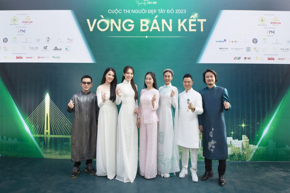 B&aacute;n kết Người đẹp T&acirc;y Đ&ocirc;: Th&iacute; sinh diện &aacute;o b&agrave; ba catwalk giữa đồng l&uacute;a - Ảnh 7.