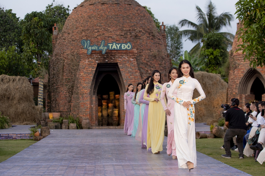 B&aacute;n kết Người đẹp T&acirc;y Đ&ocirc;: Th&iacute; sinh diện &aacute;o b&agrave; ba catwalk giữa đồng l&uacute;a - Ảnh 5.