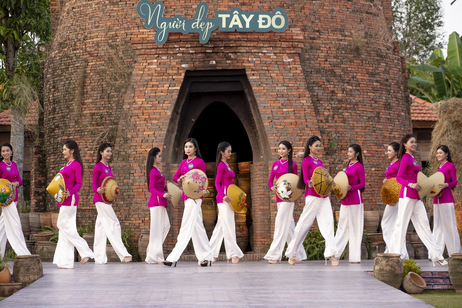 B&aacute;n kết Người đẹp T&acirc;y Đ&ocirc;: Th&iacute; sinh diện &aacute;o b&agrave; ba catwalk giữa đồng l&uacute;a - Ảnh 1.