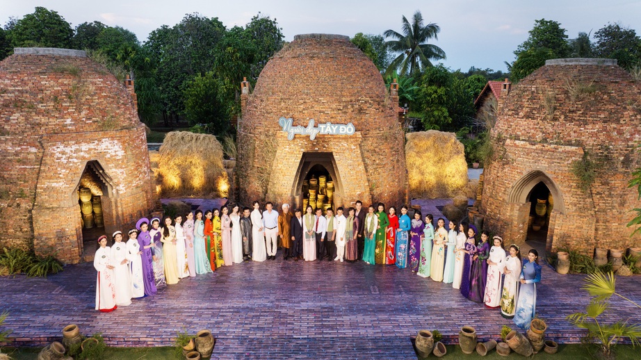 B&aacute;n kết Người đẹp T&acirc;y Đ&ocirc;: Th&iacute; sinh diện &aacute;o b&agrave; ba catwalk giữa đồng l&uacute;a - Ảnh 4.