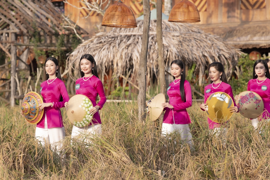 B&aacute;n kết Người đẹp T&acirc;y Đ&ocirc;: Th&iacute; sinh diện &aacute;o b&agrave; ba catwalk giữa đồng l&uacute;a - Ảnh 3.