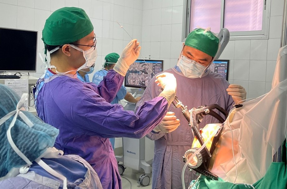 Đặt điện cực k&iacute;ch th&iacute;ch n&atilde;o s&acirc;u th&agrave;nh c&ocirc;ng, mang cơ hội mới cho bệnh nh&acirc;n  Parkinson nặng - Ảnh 1.