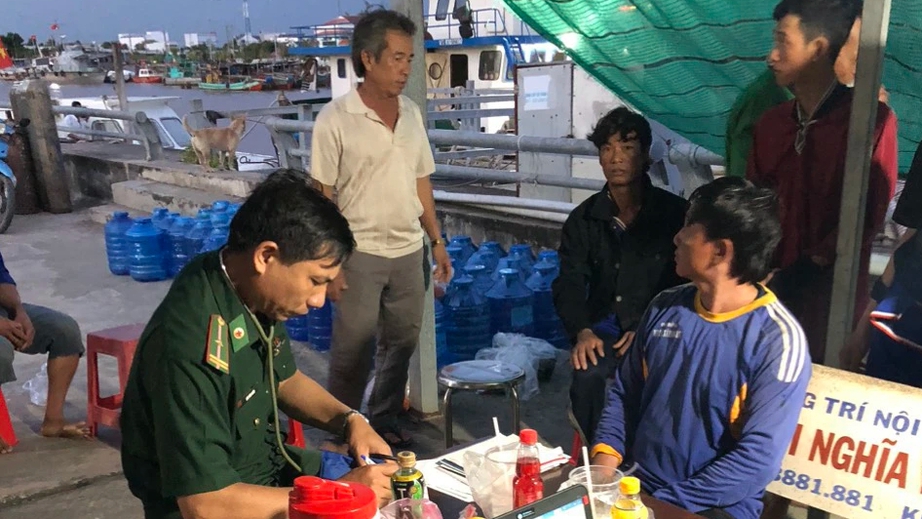 Bạc Li&ecirc;u: Kịp thời cứu 9 thuyền vi&ecirc;n gặp nạn tr&ecirc;n biển - Ảnh 2.