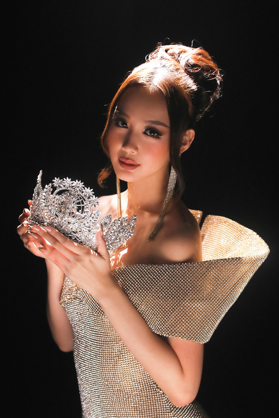 Miss Intercontinental 2022 Bảo Ngọc mặc 3 thiết kế, vẫn được giữ vương miện trên đầu - Ảnh 12. Miss Intercontinental 2022 Bảo Ngọc mặc 3 thiết kế, vẫn được giữ vương miện trên đầu - Ảnh 12.