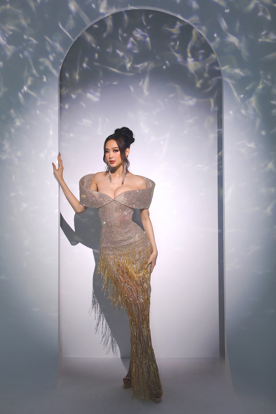 Miss Intercontinental 2022 Bảo Ngọc mặc 3 thiết kế, vẫn được giữ vương miện trên đầu - Ảnh 8. Miss Intercontinental 2022 Bảo Ngọc mặc 3 thiết kế, vẫn được giữ vương miện trên đầu - Ảnh 8.