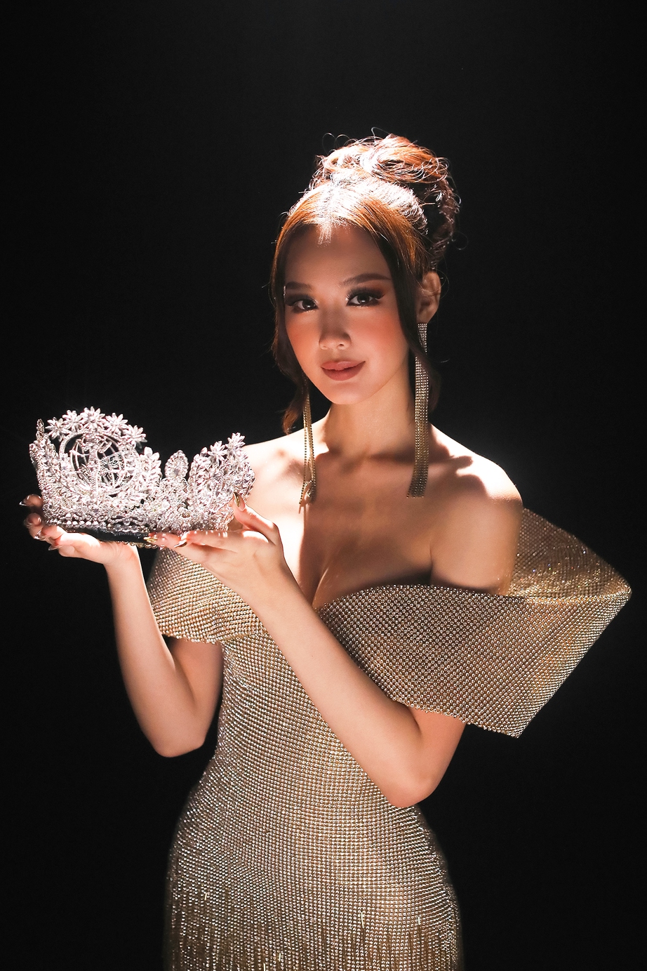 Miss Intercontinental 2022 Bảo Ngọc mặc 3 thiết kế, vẫn được giữ vương miện trên đầu - Ảnh 10. Miss Intercontinental 2022 Bảo Ngọc mặc 3 thiết kế, vẫn được giữ vương miện trên đầu - Ảnh 10.