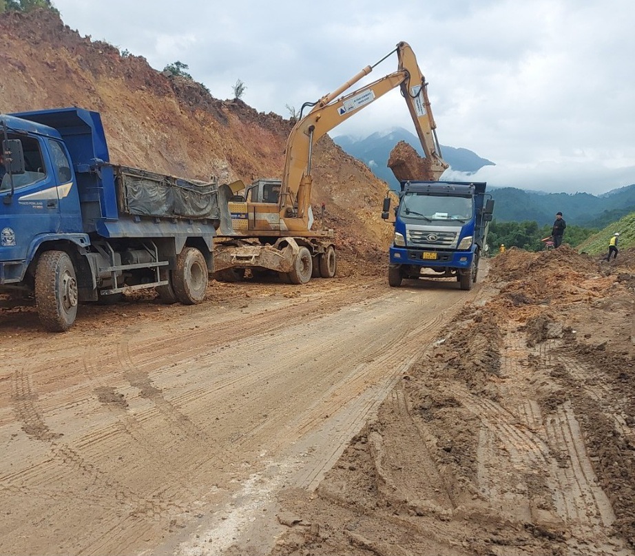 Tăng cường phối hợp, tr&aacute;ch nhiệm địa phương xử l&yacute; vi phạm h&agrave;nh lang đường bộ - Ảnh 4.