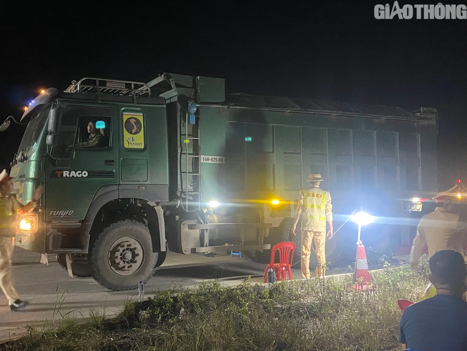 Cục CSGT xuy&ecirc;n đ&ecirc;m "bắt" h&agrave;ng loạt xe qu&aacute; tải ở Quảng Ninh - Ảnh 2.