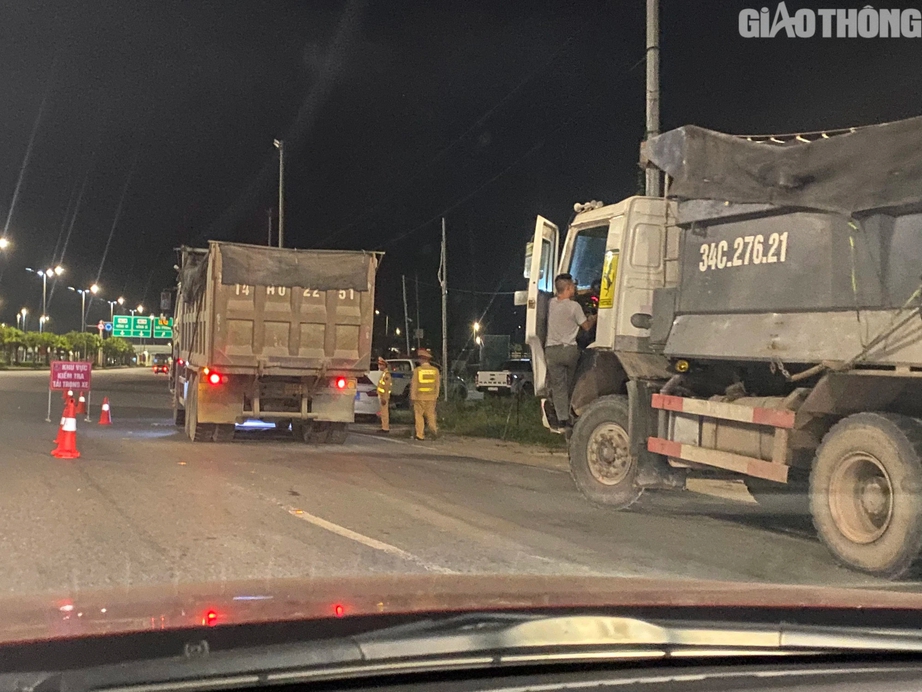 Cục CSGT xuy&ecirc;n đ&ecirc;m "bắt" h&agrave;ng loạt xe qu&aacute; tải ở Quảng Ninh - Ảnh 3.