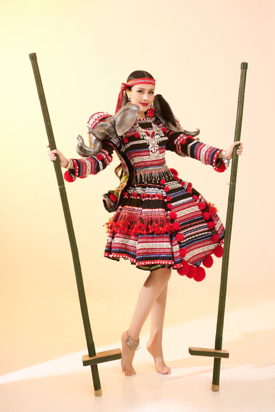 C&agrave; kheo g&atilde;y đ&ocirc;i ngay l&uacute;c thi: Pha xử l&yacute; của Ngọc Hằng tại Miss Intercontinental 2023  - Ảnh 7.